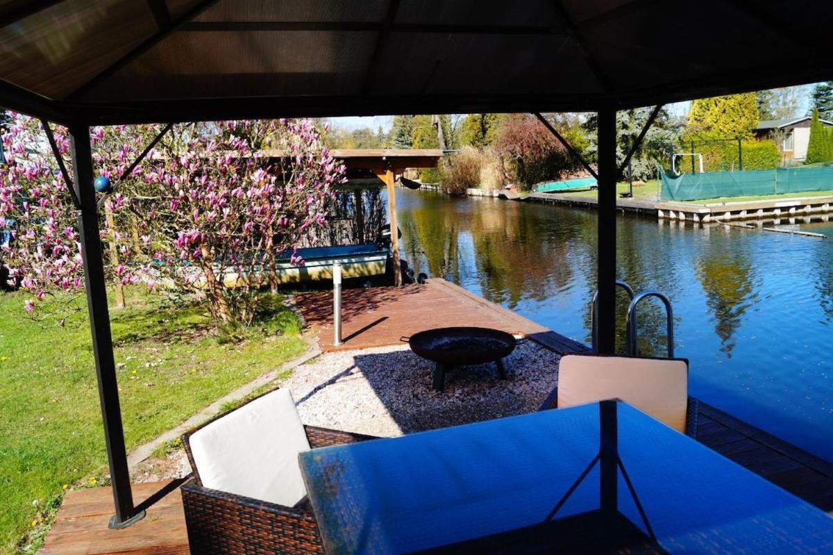 Vakantiehuis Ferienhaeuschen Direkt Am Wasser Inklusive 2 Boote *